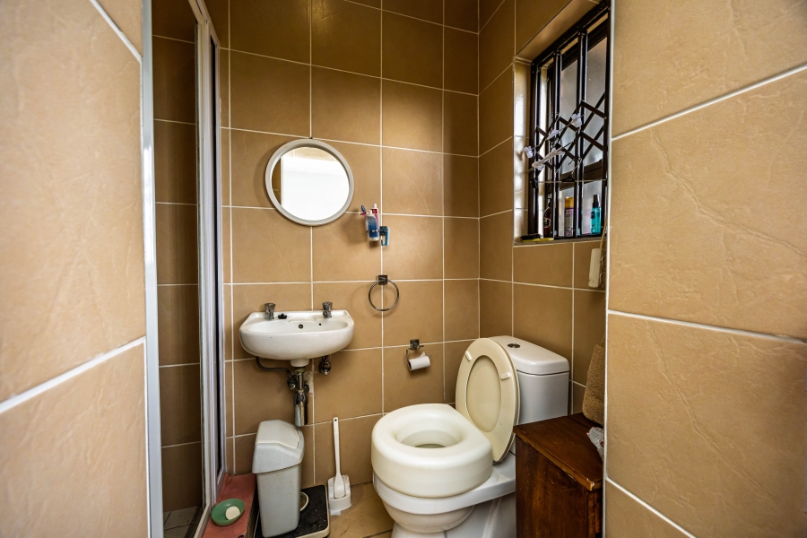 To Let 5 Bedroom Property for Rent in Cove Rock Eastern Cape